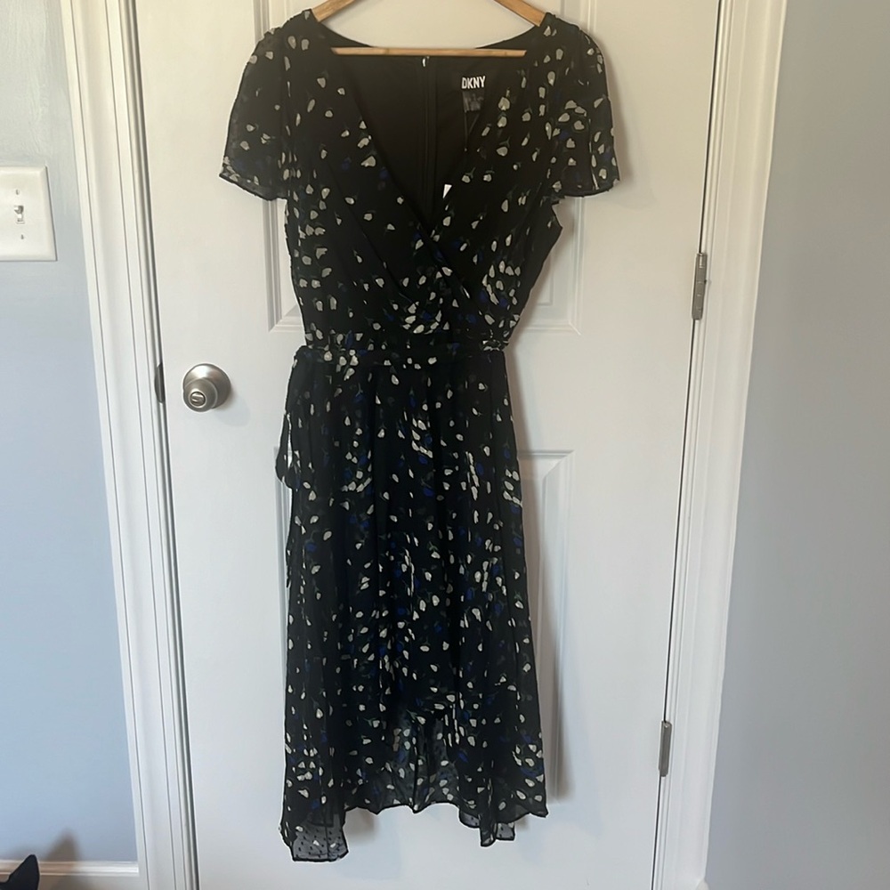 DKNY flutter sleeve V neck dress size 16 NWT
